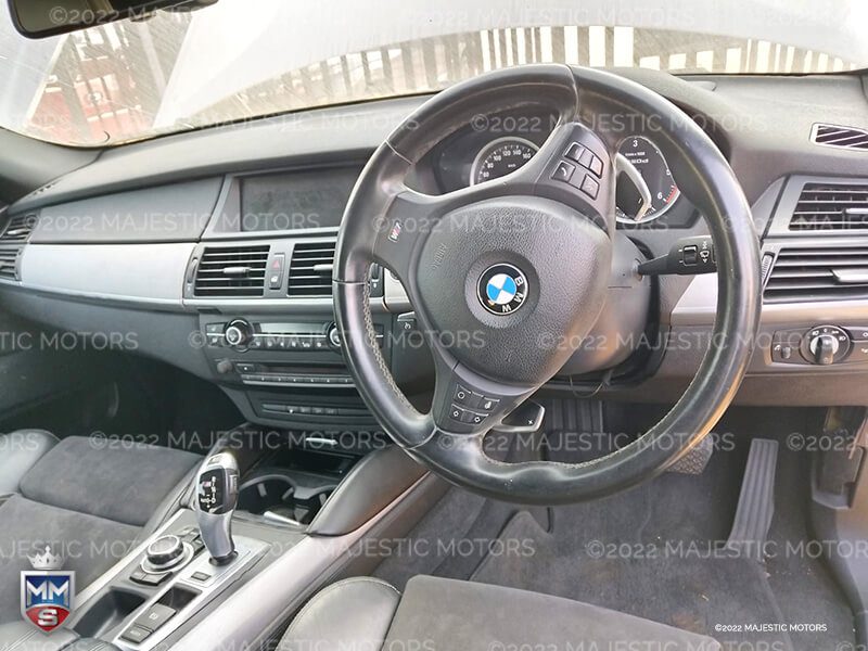 2013 BMW X6 E71 Interior view showing the dashboard